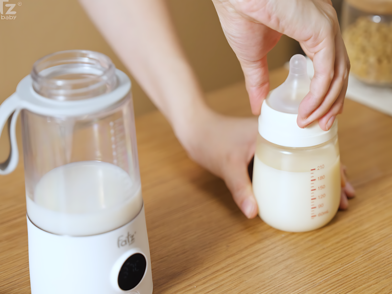 Tránh sai lầm thường gặp khi hâm sữa mẹ để duy trì đầy đủ enzyme, kháng thể thiết yếu cho trẻ